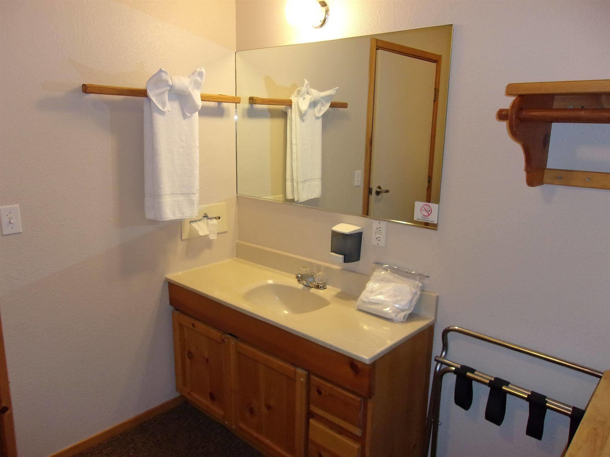 Honey Bear Lodge & Cabins Биг Беър Лейк Екстериор снимка